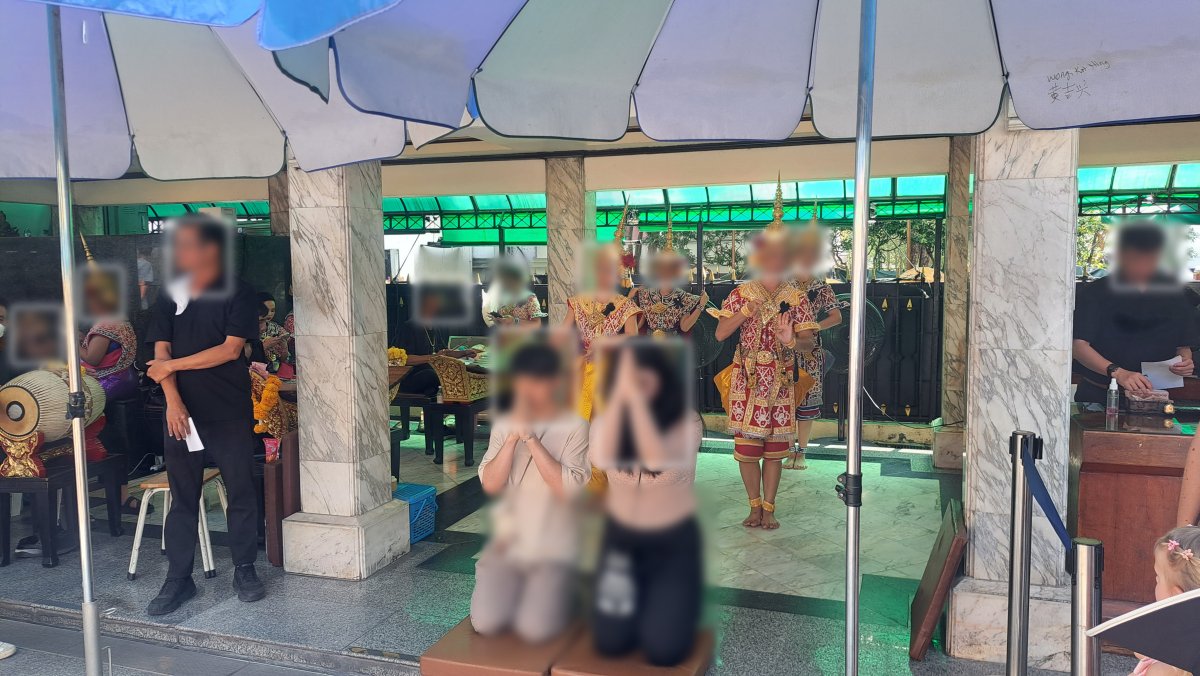 タイ舞踊の前で写真を撮れる