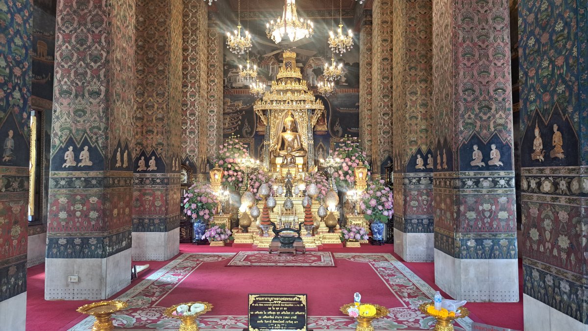 落ち着いた雰囲気の境内と仏像
