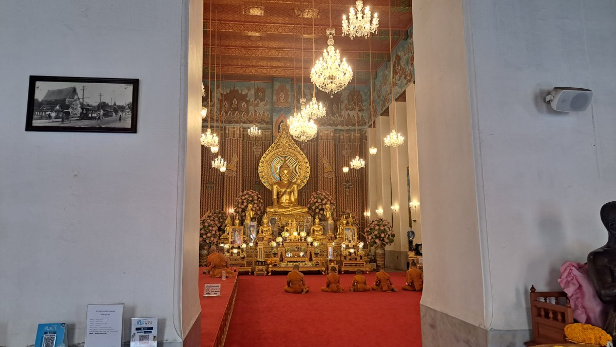 黄金の仏塔が印象的な境内