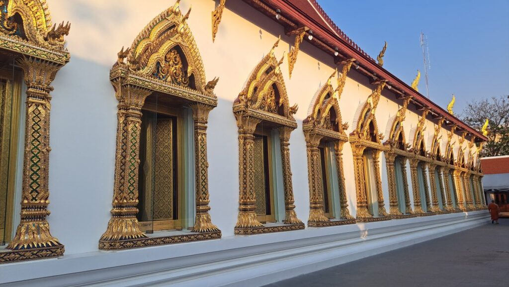 ワット・チャナソンクラームの建物の窓の豪華な装飾。