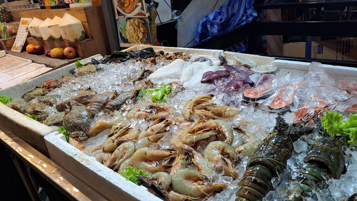 氷で冷やしている魚やエビや貝