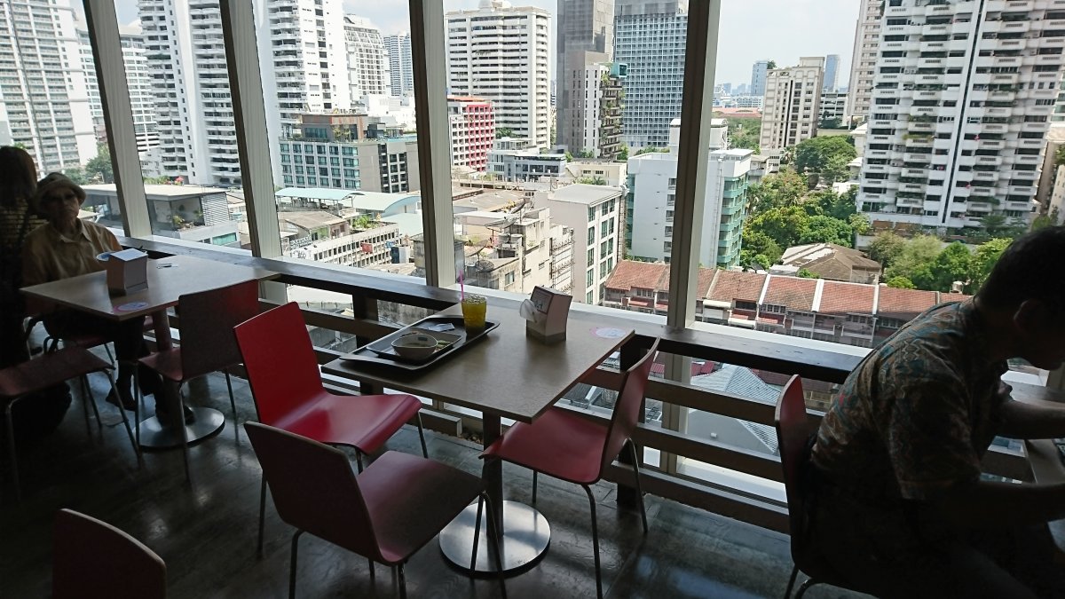 ターミナル21 フードコートの窓際テーブル