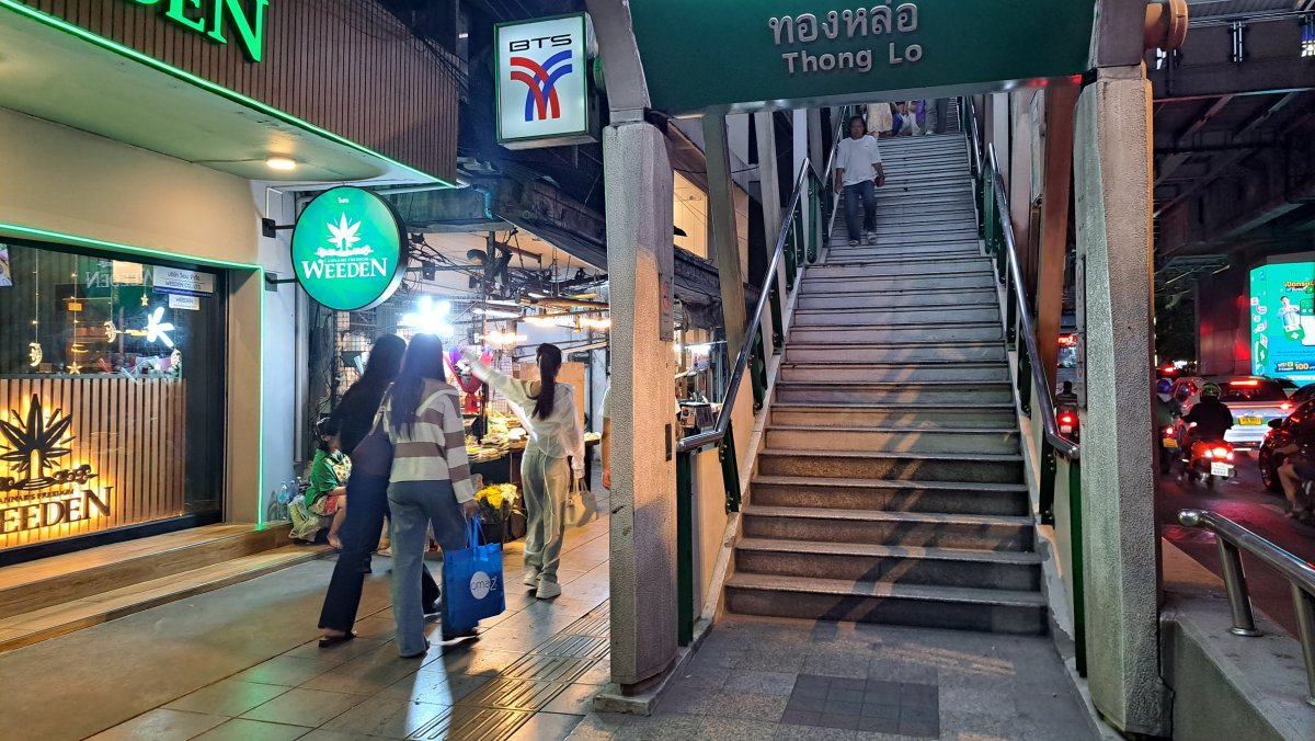 トンロー駅３番出口