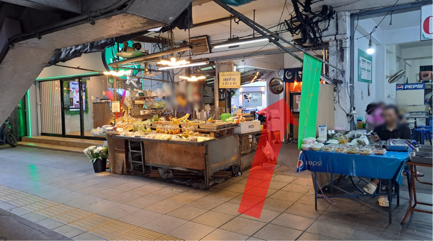 屋台の横の道を入っていく