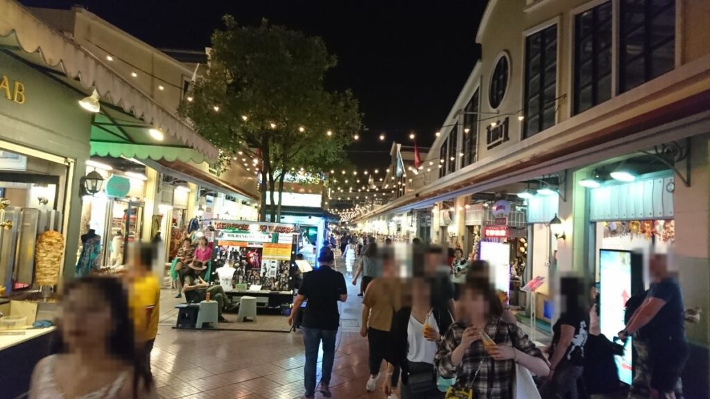 ASIATIQUEの雑貨屋台。多くの店が、多種多様な小物や服、ガジェットなどを売っています。歩いているだけでも楽しい。