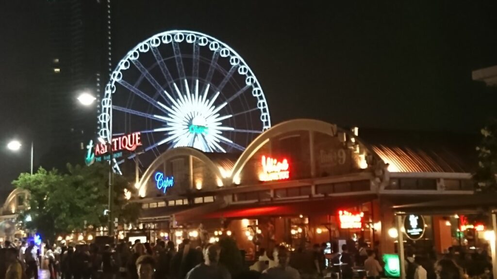 夜に輝くASIATIQUE、その一つ一つにワクワクします。