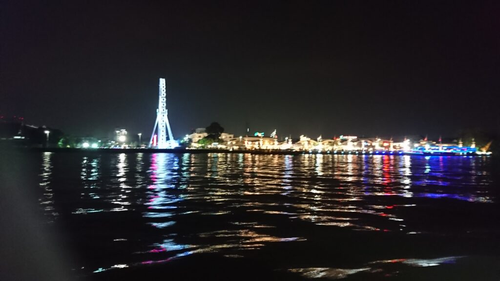船上から望む対岸のASIATIQUE、光美しい。