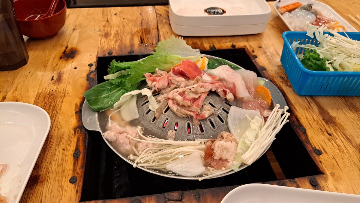 話題沸騰の鍋と焼肉の食べ放題「ムーガタ