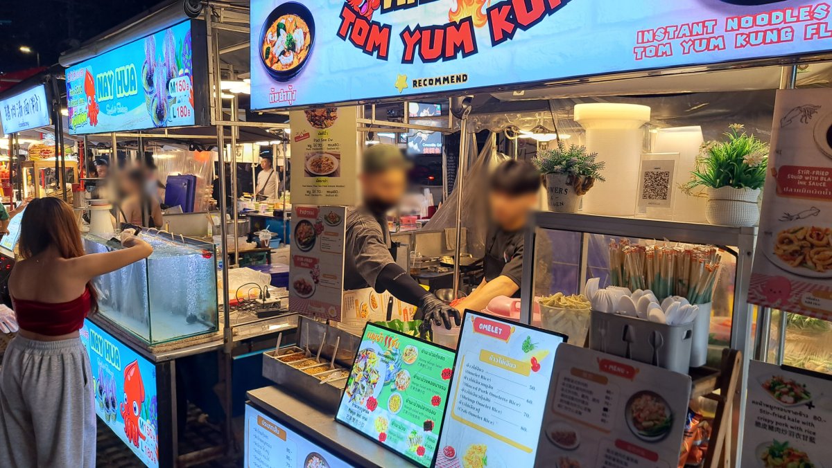 屋台で楽しむローカル飯・ナイトマーケット