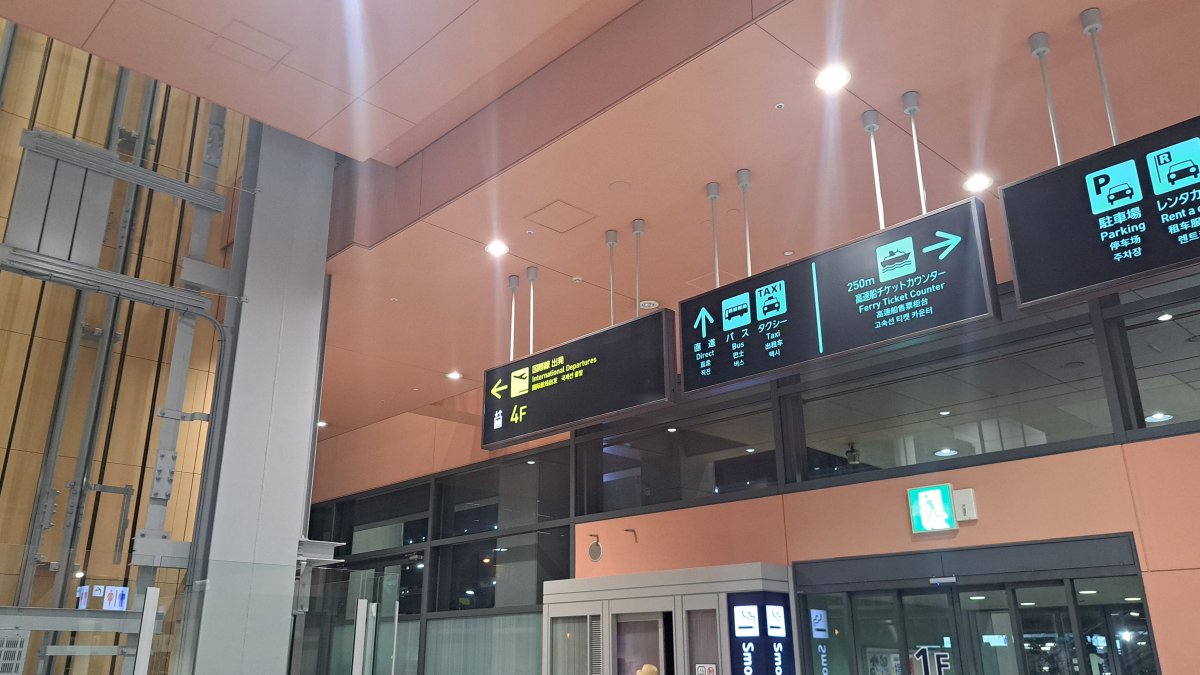関西空港での乗り換え動線案内板