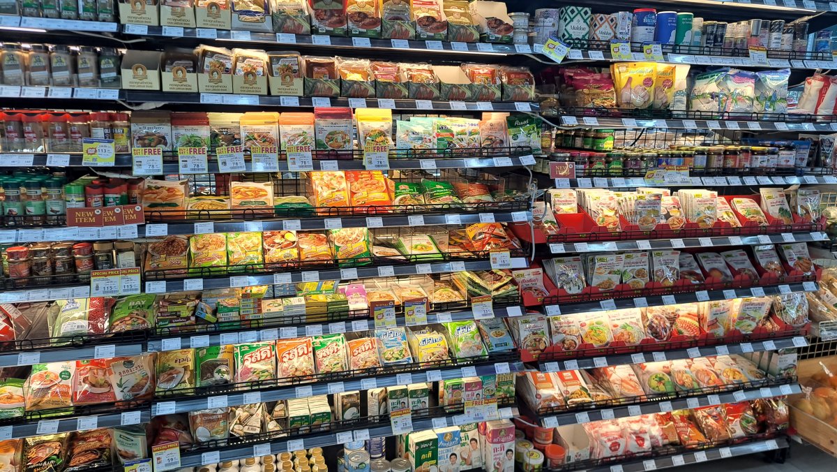 棚にびっしり並んだタイ料理の調味料