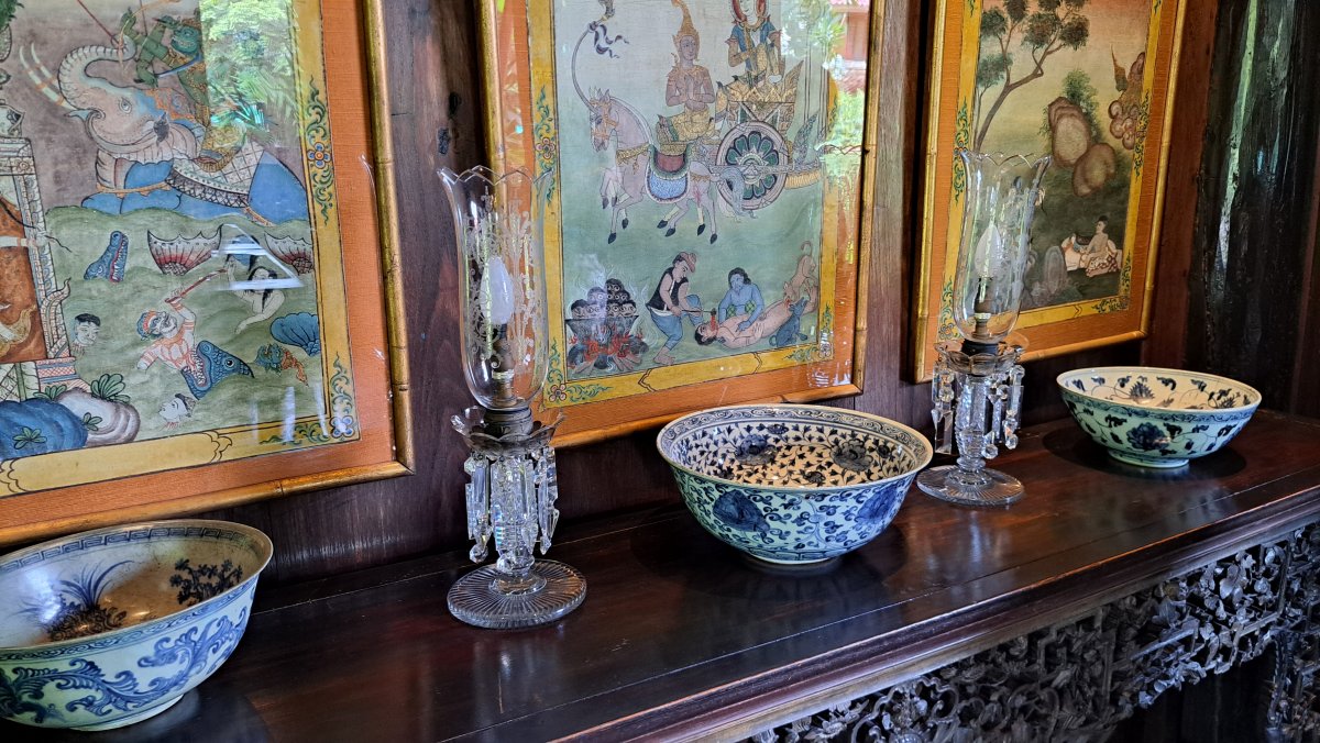 タイ文化を象徴するような絵画と骨董品