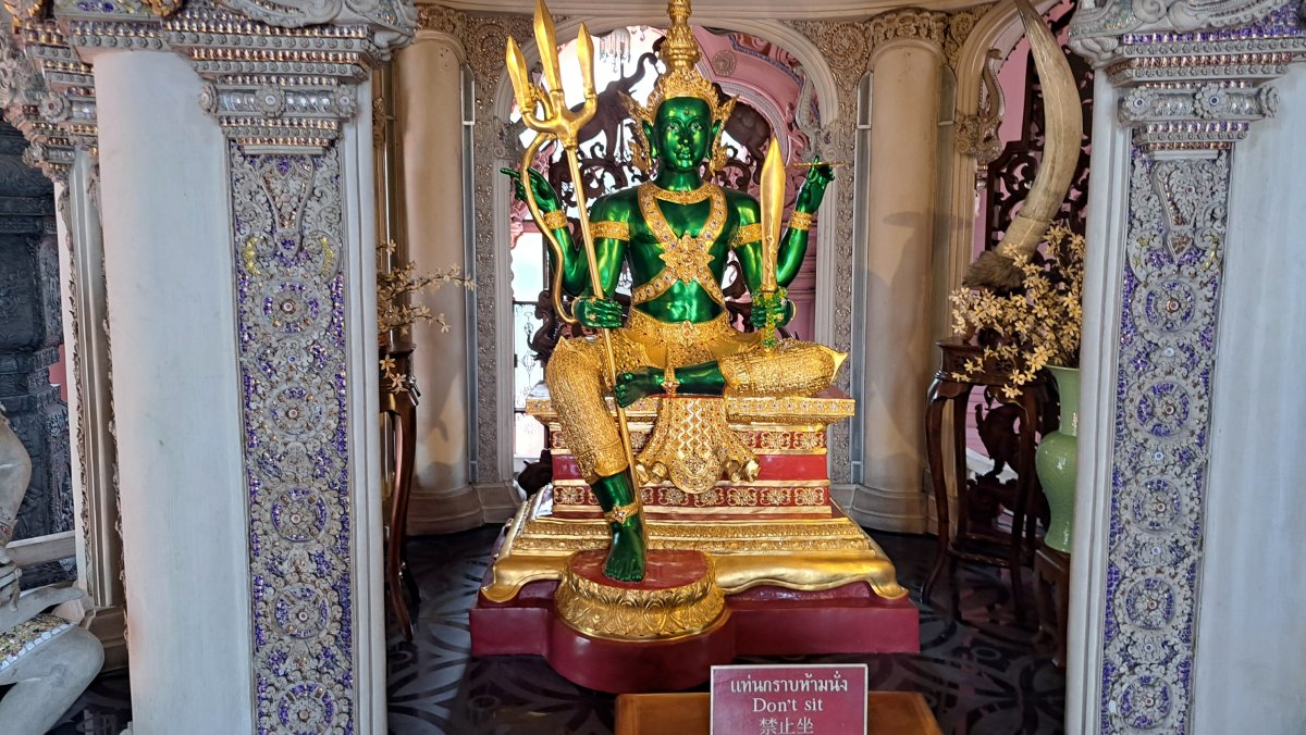 エメラルドに輝くインドラ神像