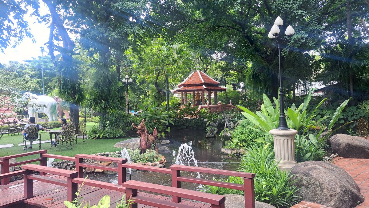 エラワンミュージアムの庭園