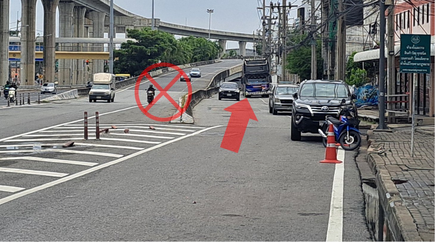 右側の脇道の方に進む
