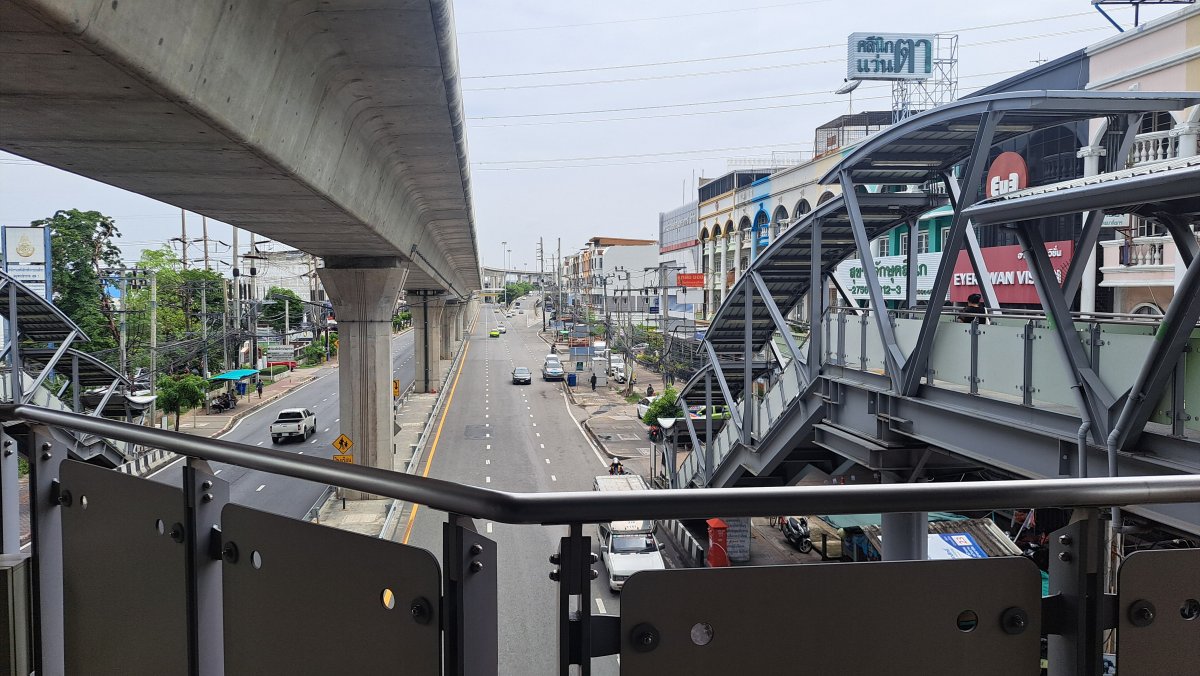 「チャーン・エラワン(Chang Erawan)駅」で、1番出口から大通り沿い