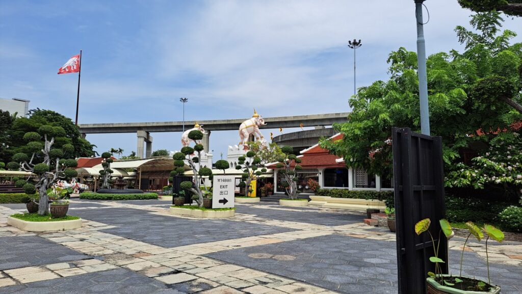 入ってい直ぐに出口の看板がある園内俯瞰