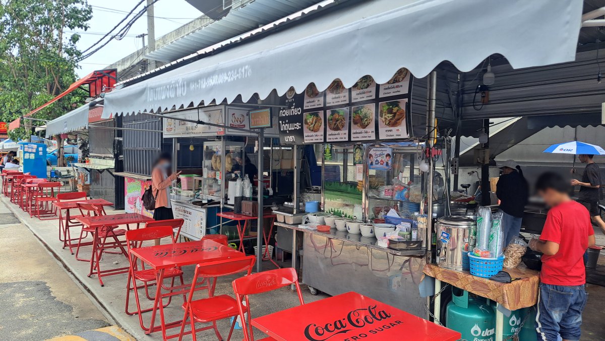 チャーン・エラワン市場の飲食屋台