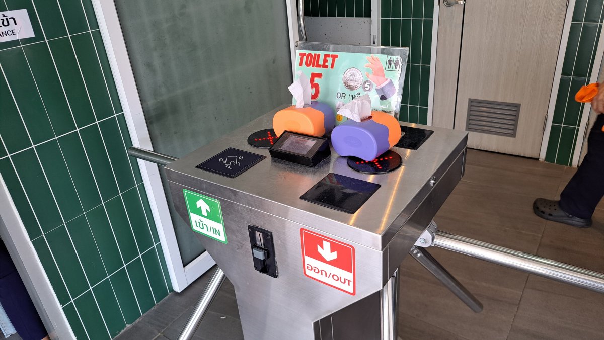 チャトチャック市場のトイレに入るための入場料入れ場