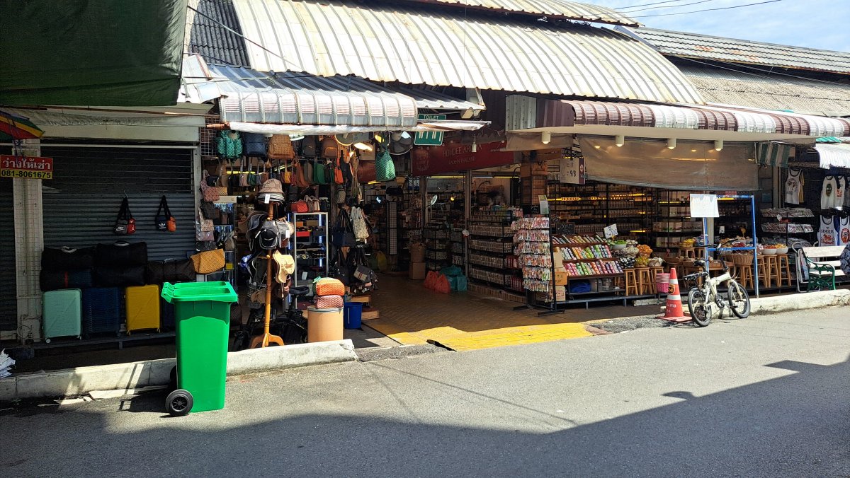 市場に入っていくところ