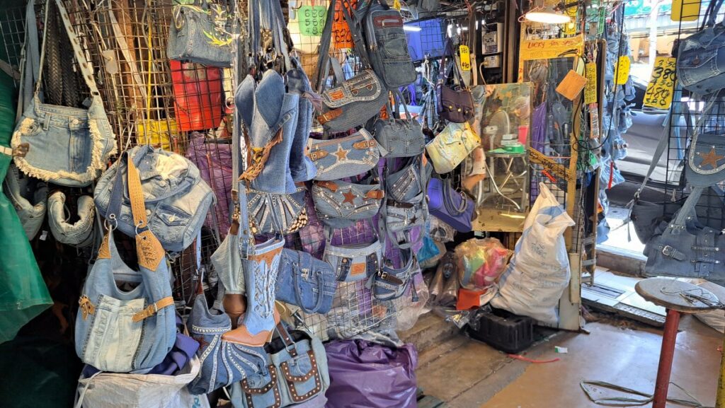 ジーンズ生地のバッグ売り