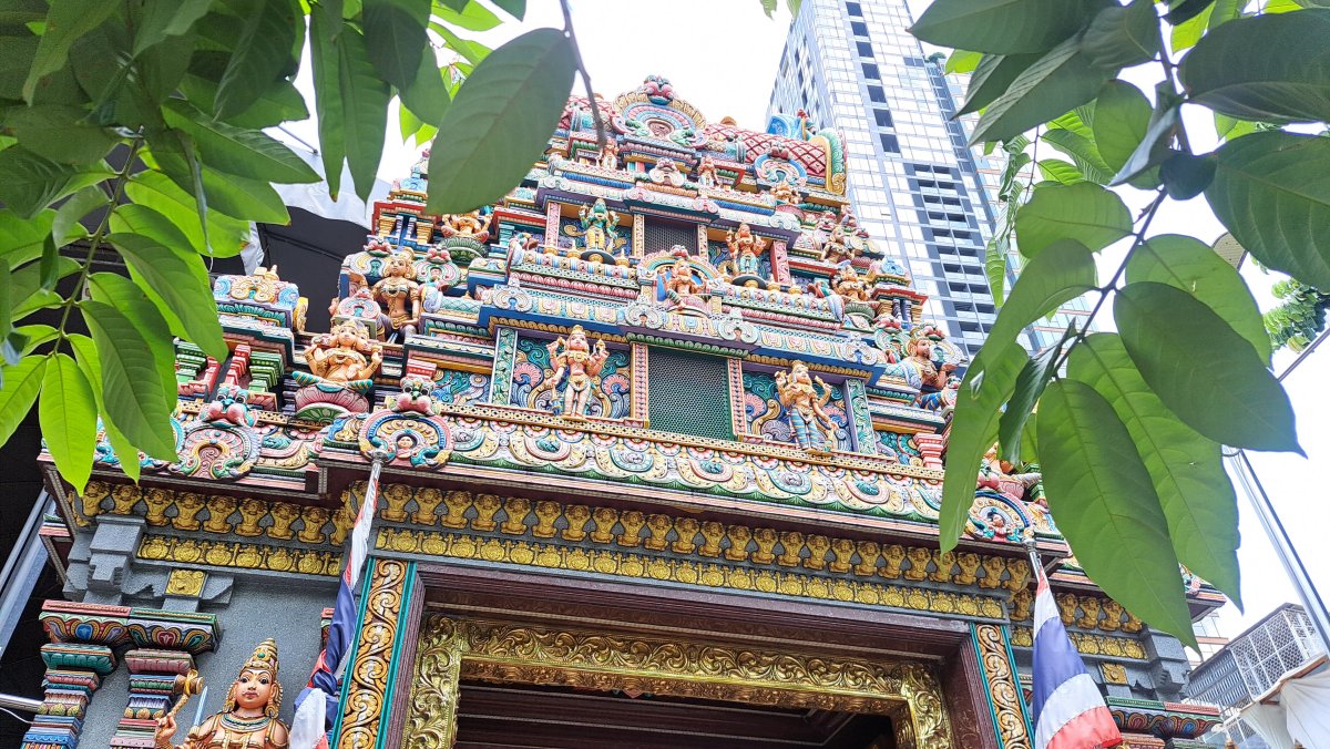 「ワット・マハーウマーデーヴィー寺院」の門の飾り
