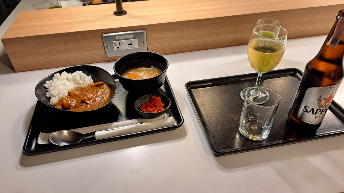 定番カレーと豚汁、ビールはSAPPORO