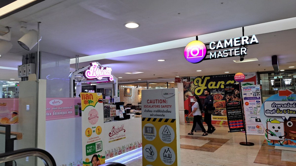 カメラ店や雑貨店が並ぶフロア