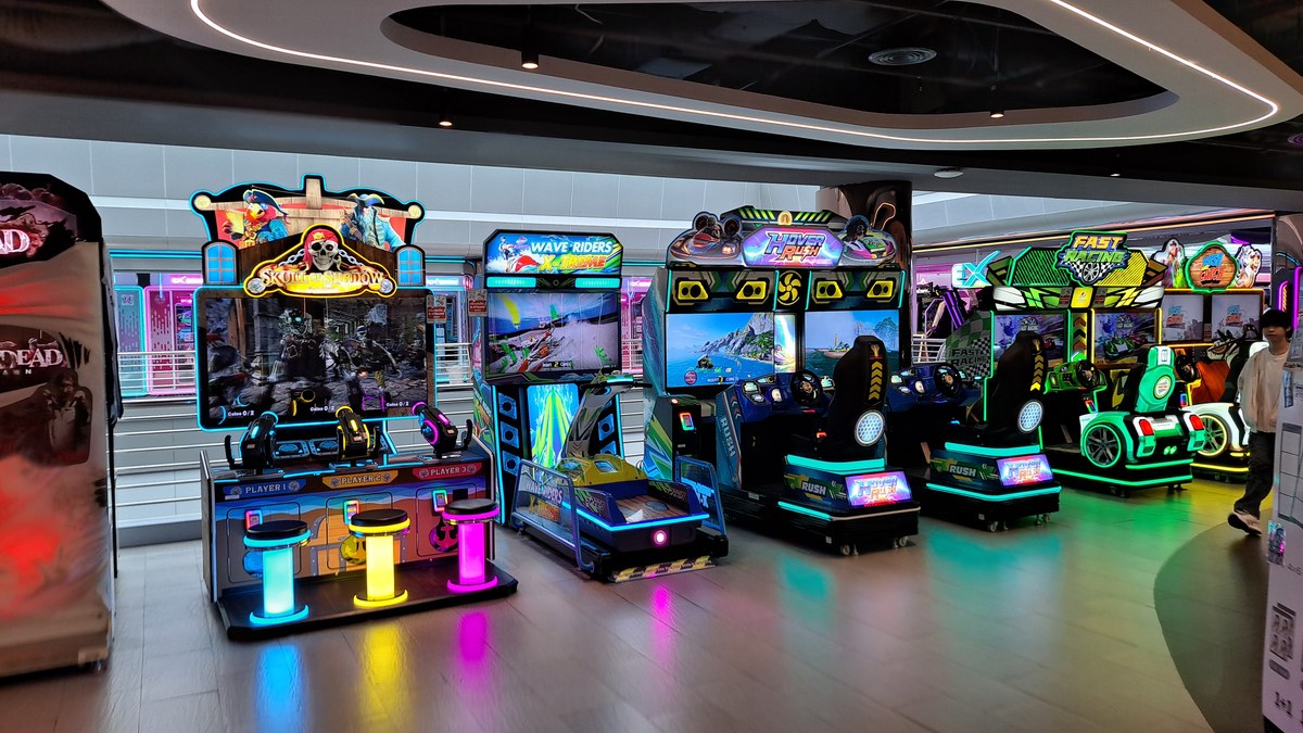 ゲームセンターのレーシングゲーム