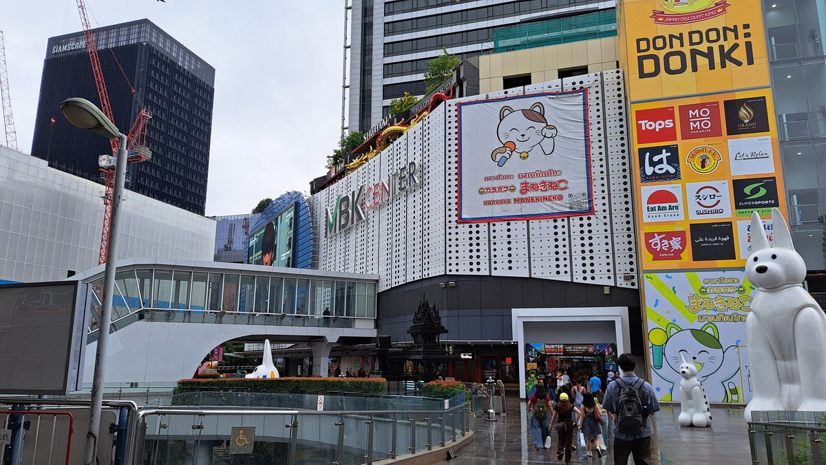 スカイウォークから見たMBKセンターと「DON DON DONKI」の看板