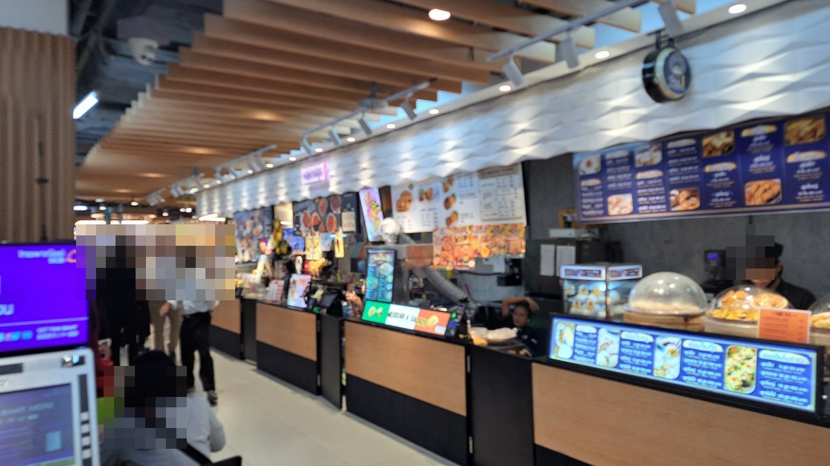 フードコートに並ぶ店舗