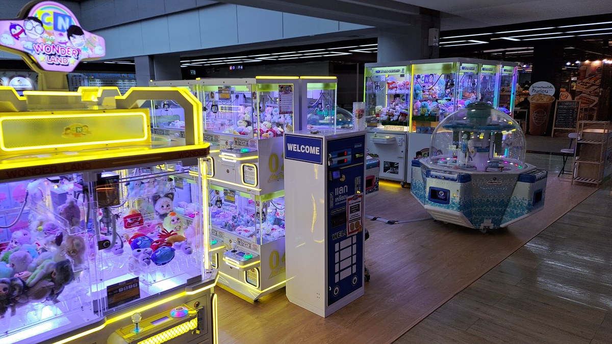 クレーンゲームが並ぶゲームコーナー