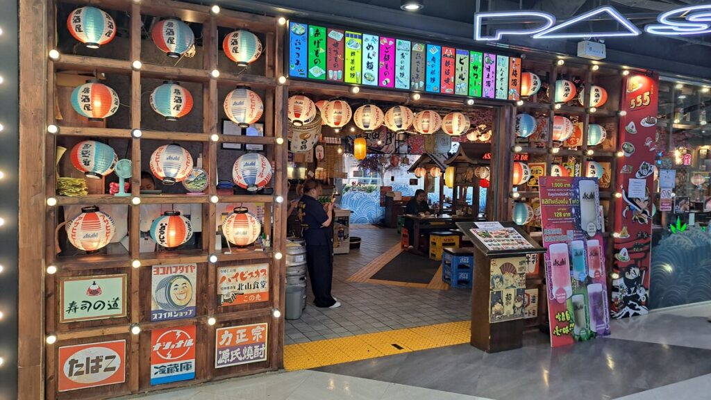 提灯が並ぶ和風の店舗