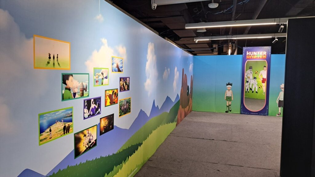 空をイメージした展示の壁