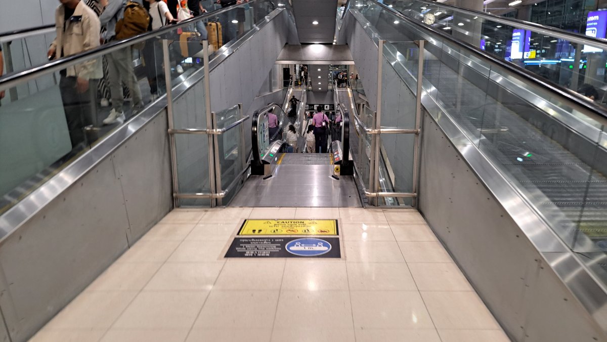 下に降りるエスカレーター
