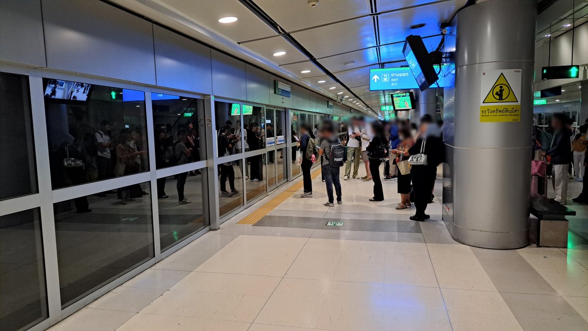 電車のホーム