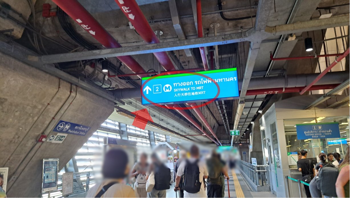 マッカサンの To MRT の通路
