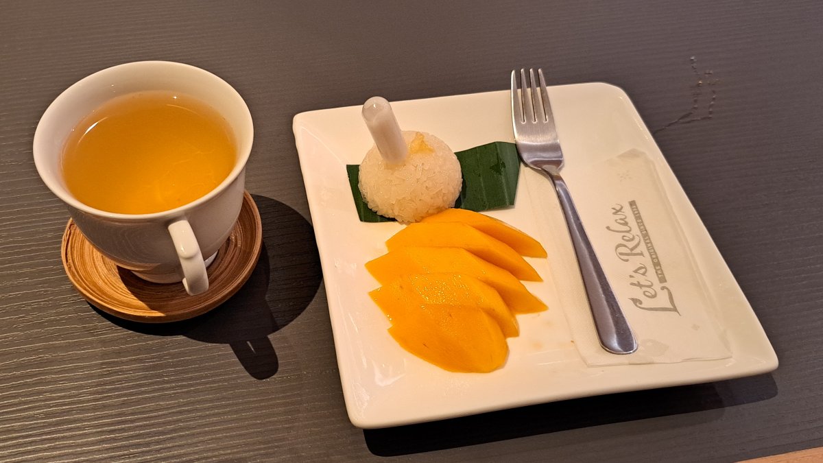 マッサージ後のフルーツとお茶のサービス。
