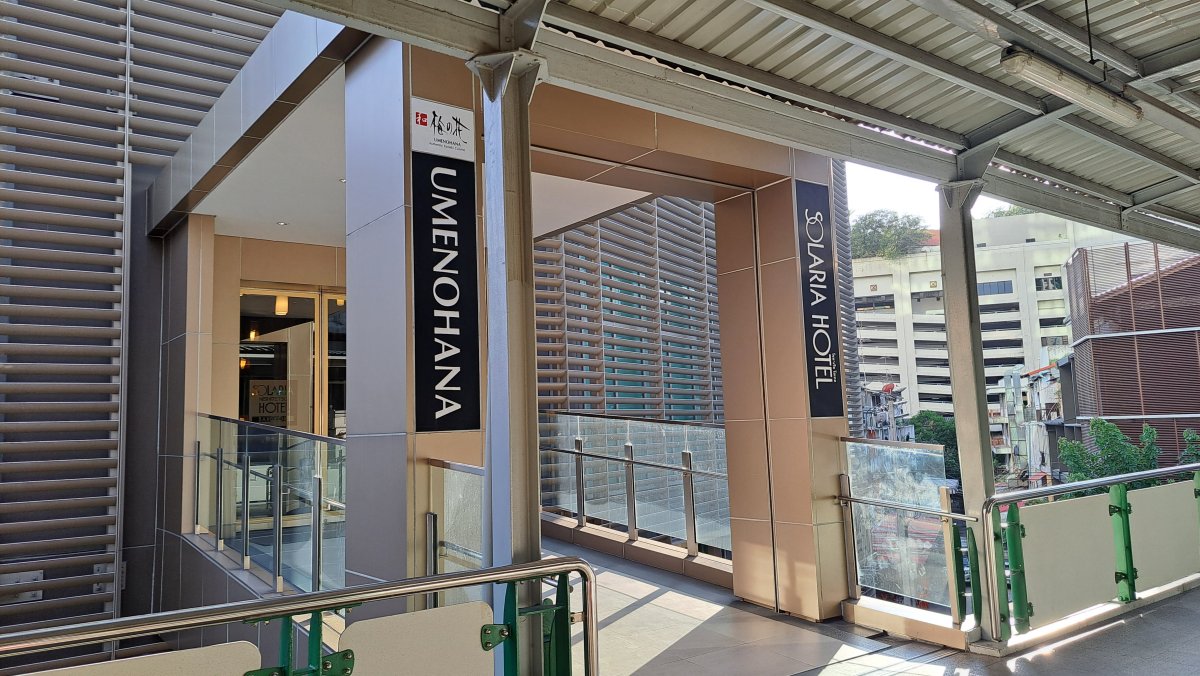 アソーク駅直結のホテルの入り口