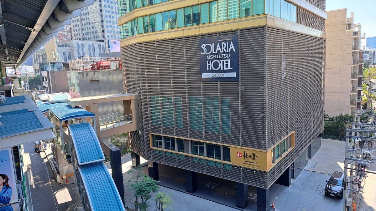 ホテルの入り口通路を外側から見た感じ