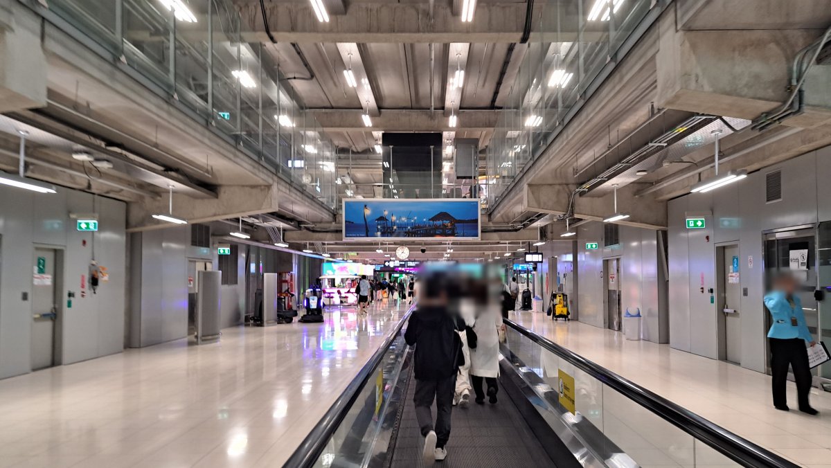 飛行機を降りてイミグレーションへ向かう通路