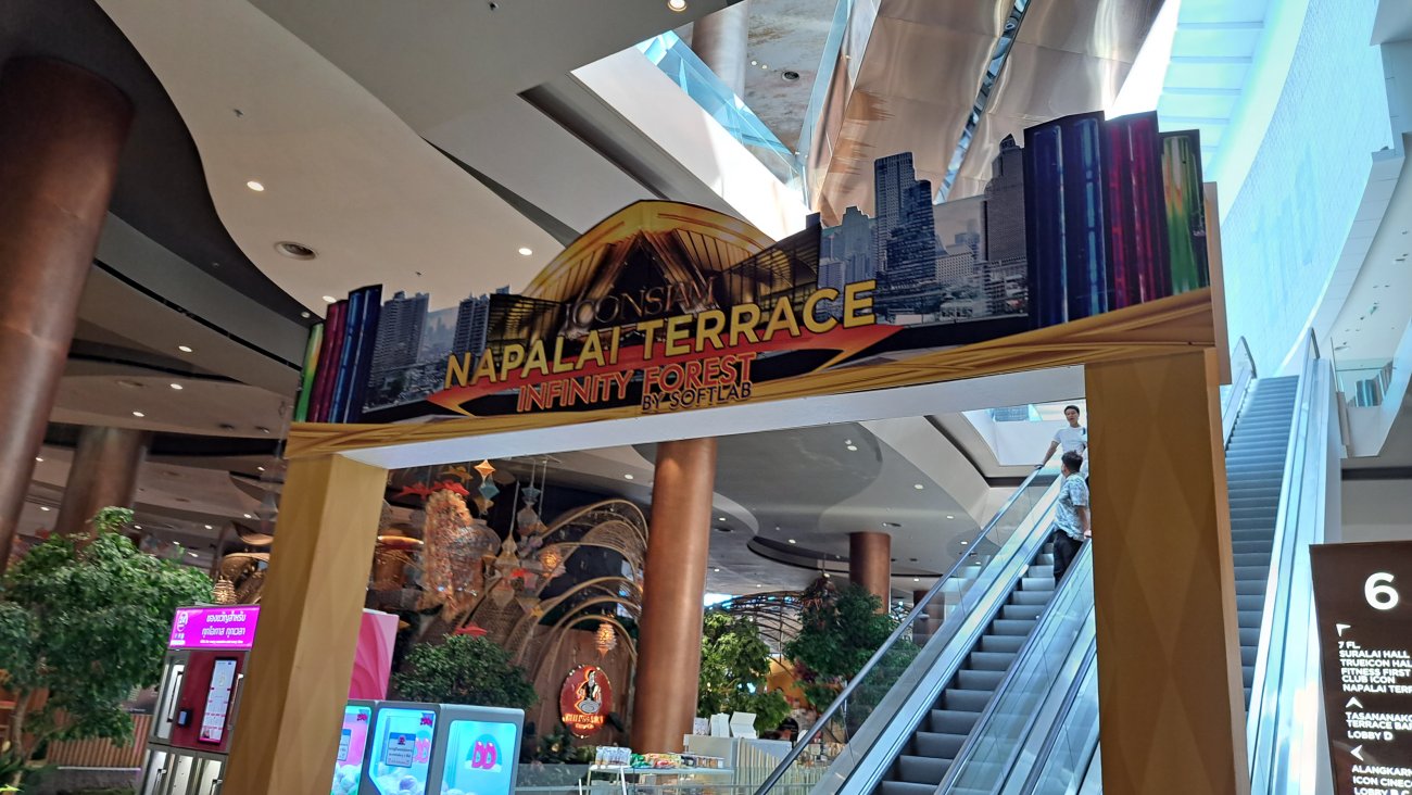 「NAPALAI TERRACE」に続くエスカレーター