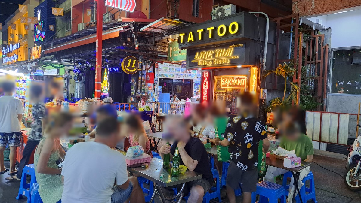 オープンなテーブルで飲み食いを楽しむカオサン通り