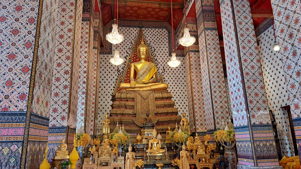 金色に輝く仏陀像