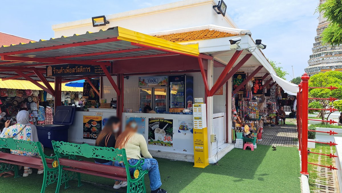 充実した観光設備 ― 売店やカフェでほっとひと息