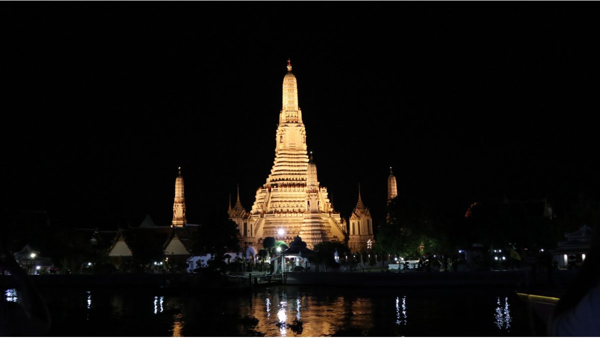 光り輝くワット・アルンの夜景