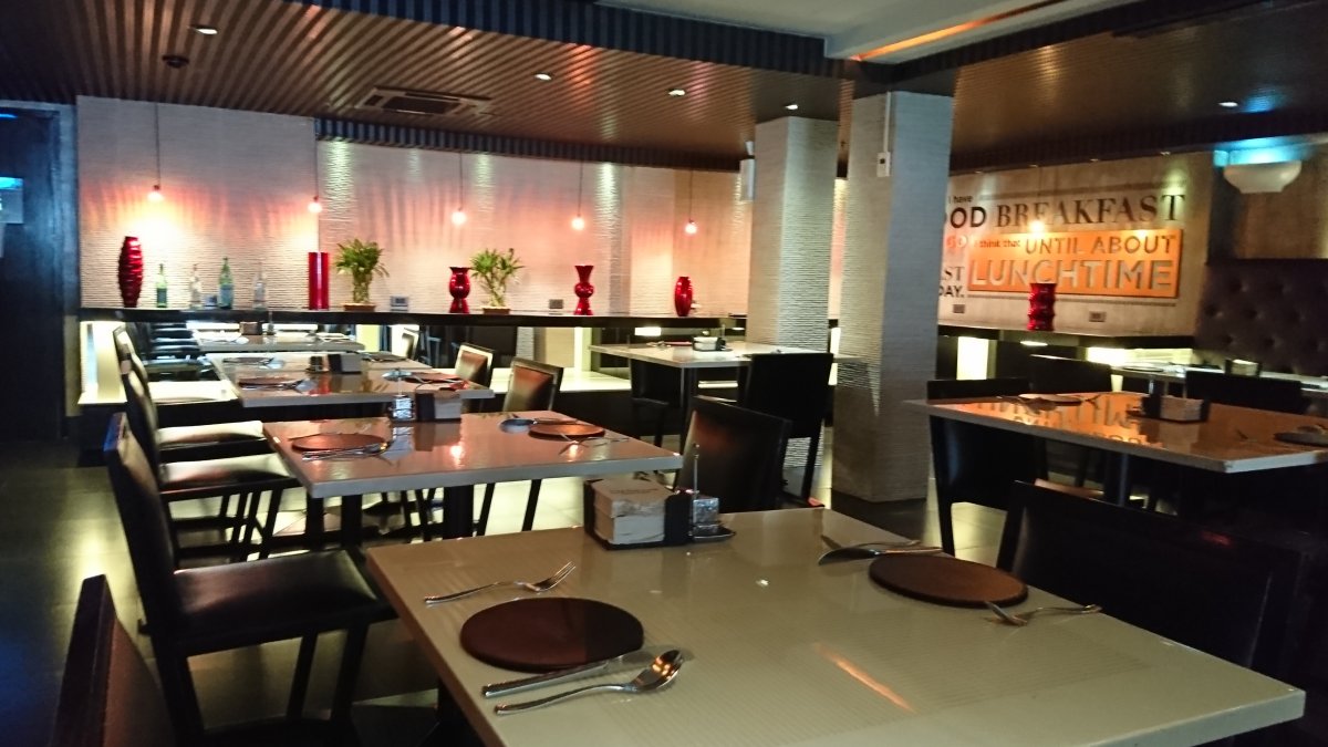 Indulge Restaurant & Cocktail Bar の店内