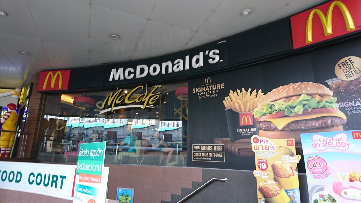 アソーク駅近くのマクドナルド