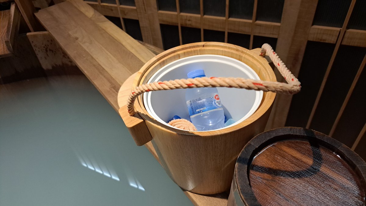 冷たいお水とタオル